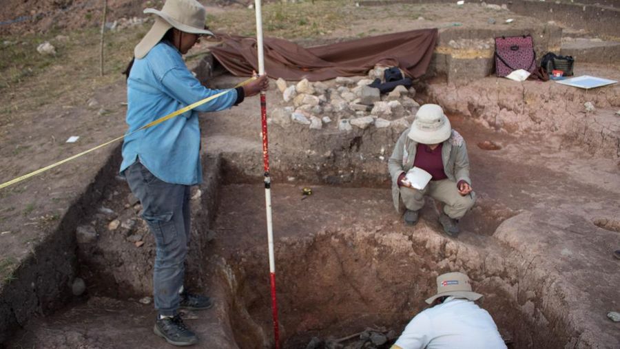 Para arkeolog dari Proyek Arkeologi Pacopampa bekerja di situs makam berusia 3.000 tahun yang mereka yakini mungkin menghormati seorang pemimpin agama elit di negara Andean sekitar tiga milenium lalu, di Pacopampa, Peru, 25 Agustus 2023. (Ministry of Culture of Peru/Handout via REUTERS)