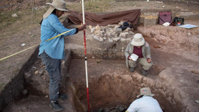 Para arkeolog dari Proyek Arkeologi Pacopampa bekerja di situs makam berusia 3.000 tahun yang mereka yakini mungkin menghormati seorang pemimpin agama elit di negara Andean sekitar tiga milenium lalu, di Pacopampa, Peru, 26 Agustus 2023. (Ministry of Culture of Peru/Handout via REUTERS)