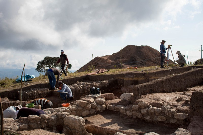 Para arkeolog dari Proyek Arkeologi Pacopampa bekerja di situs makam berusia 3.000 tahun yang mereka yakini mungkin menghormati seorang pemimpin agama elit di negara Andean sekitar tiga milenium lalu, di Pacopampa, Peru, 26 Agustus 2023. Para arkeolog dari Proyek Arkeologi Pacopampa bekerja di situs makam berusia 3.000 tahun yang mereka yakini mungkin menghormati seorang pemimpin agama elit di negara Andean sekitar tiga milenium lalu, di Pacopampa, Peru, 26 Agustus 2023. (Ministry of Culture of Peru/Handout via REUTERS)