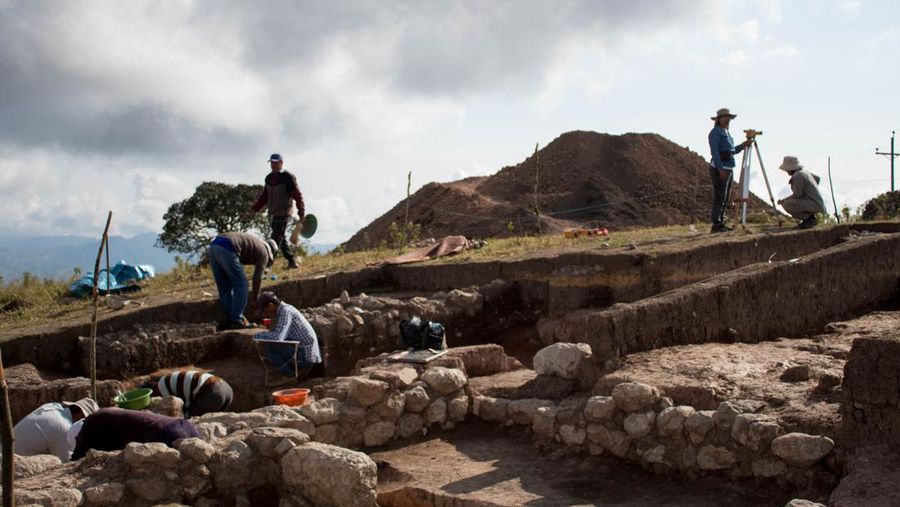 Para arkeolog dari Proyek Arkeologi Pacopampa bekerja di situs makam berusia 3.000 tahun yang mereka yakini mungkin menghormati seorang pemimpin agama elit di negara Andean sekitar tiga milenium lalu, di Pacopampa, Peru, 26 Agustus 2023. (Ministry of Culture of Peru/Handout via REUTERS)