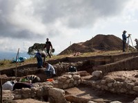 Arkeolog Ungkap Misteri Makam Dukun Sakti, Ini Isi Kuburannya