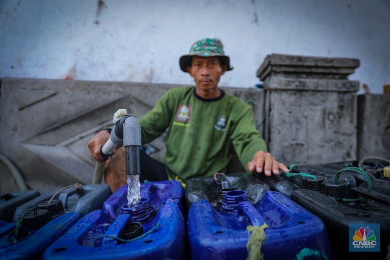 Pekerja mengisi air bersih ke dalam jerigen untuk dijual di kawasan Muara Angke, Jakarta Utara, Senin (30/8/2023). Pekerja mengisi air bersih ke dalam jerigen untuk dijual di kawasan Muara Angke, Jakarta Utara, Senin (30/8/2023). (CNBC Indonesia/Faisal Rahman)