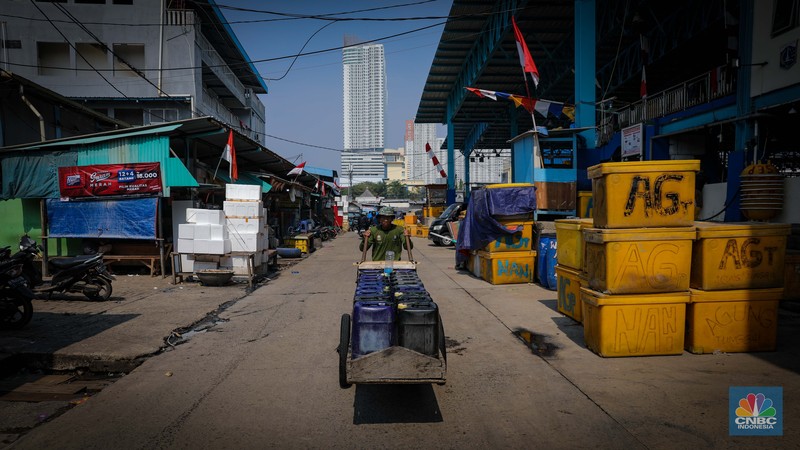Pekerja mengisi air bersih ke dalam jerigen untuk dijual di kawasan Muara Angke, Jakarta Utara, Senin (30/8/2023). (CNBC Indonesia/Faisal Rahman)