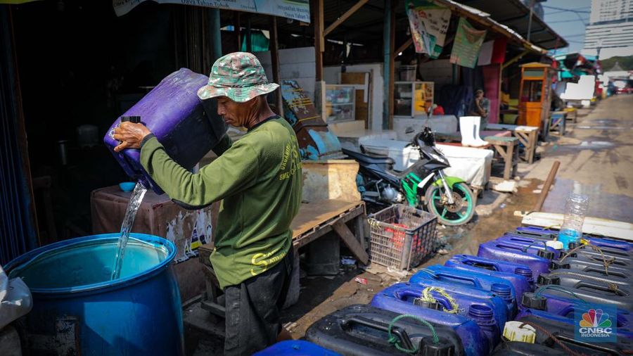 Pekerja mengisi air bersih ke dalam jerigen untuk dijual di kawasan Muara Angke, Jakarta Utara, Senin (30/8/2023). (վ/Faisal Rahman)