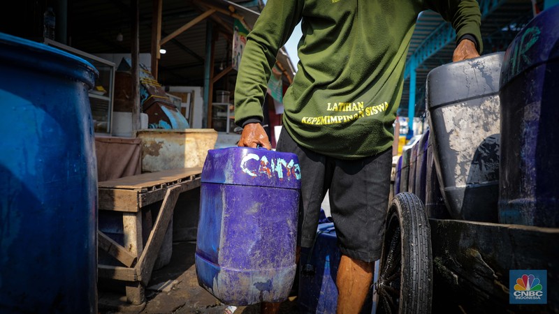 Pekerja mengisi air bersih ke dalam jerigen untuk dijual di kawasan Muara Angke, Jakarta Utara, Senin (30/8/2023). Pekerja mengisi air bersih ke dalam jerigen untuk dijual di kawasan Muara Angke, Jakarta Utara, Senin (30/8/2023). (CNBC Indonesia/Faisal Rahman)