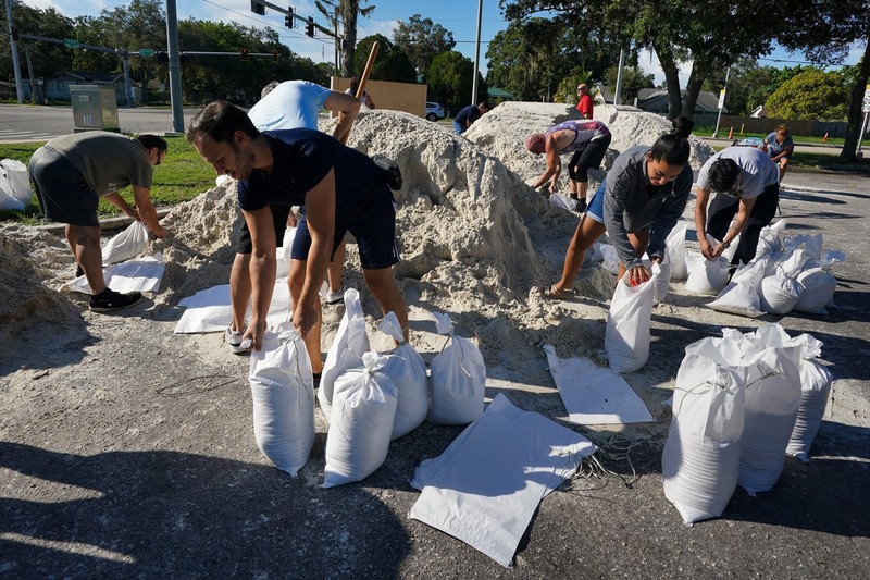 Seorang pria meletakkan kayu lapis di depan sebuah toko menjelang datangnya Badai Idalia di Cedar Key, Florida, AS, 29 Agustus 2023. Seorang pria meletakkan kayu lapis di depan sebuah toko menjelang datangnya Badai Idalia di Cedar Key, Florida, AS, 29 Agustus 2023. (REUTERS/Marco Bello)
