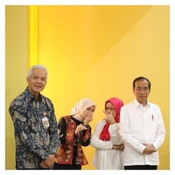 Momen Atikoh & Iriana Berbisik di Belakang Ganjar dan Jokowi