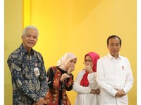 Momen Atikoh & Iriana Berbisik di Belakang Ganjar dan Jokowi