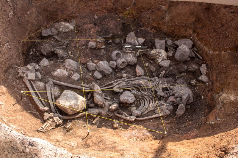 Para arkeolog dari Proyek Arkeologi Pacopampa bekerja di situs makam berusia 3.000 tahun yang mereka yakini mungkin menghormati seorang pemimpin agama elit di negara Andean sekitar tiga milenium lalu, di Pacopampa, Peru, 26 Agustus 2023. (Ministry of Culture of Peru/Handout via REUTERS)