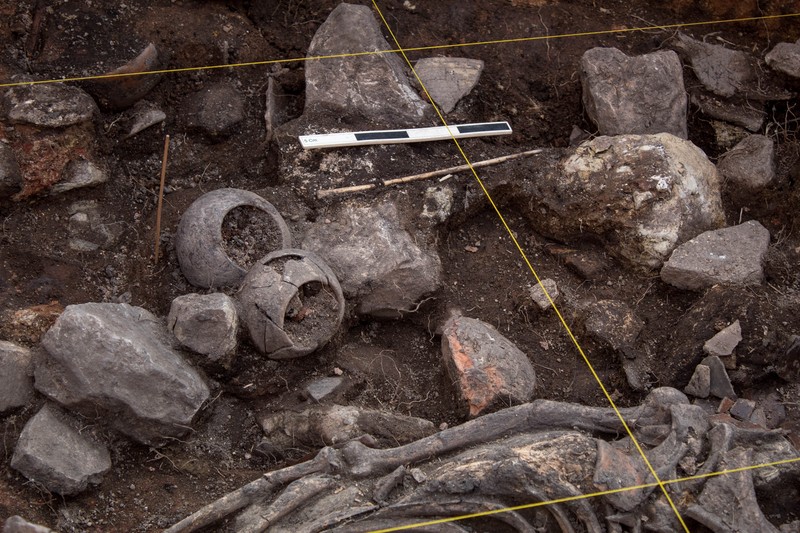 Para arkeolog dari Proyek Arkeologi Pacopampa bekerja di situs makam berusia 3.000 tahun yang mereka yakini mungkin menghormati seorang pemimpin agama elit di negara Andean sekitar tiga milenium lalu, di Pacopampa, Peru, 26 Agustus 2023. Para arkeolog dari Proyek Arkeologi Pacopampa bekerja di situs makam berusia 3.000 tahun yang mereka yakini mungkin menghormati seorang pemimpin agama elit di negara Andean sekitar tiga milenium lalu, di Pacopampa, Peru, 26 Agustus 2023. (Ministry of Culture of Peru/Handout via REUTERS)