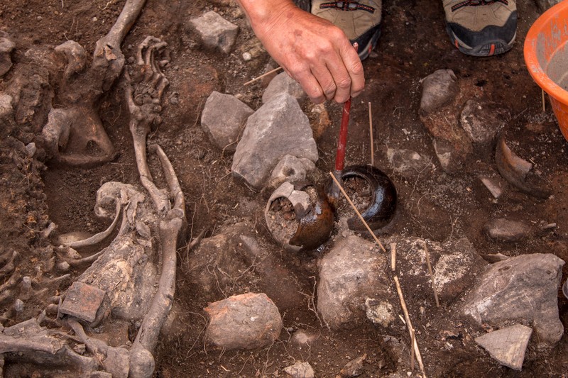 Para arkeolog dari Proyek Arkeologi Pacopampa bekerja di situs makam berusia 3.000 tahun yang mereka yakini mungkin menghormati seorang pemimpin agama elit di negara Andean sekitar tiga milenium lalu, di Pacopampa, Peru, 26 Agustus 2023. (Ministry of Culture of Peru/Handout via REUTERS)