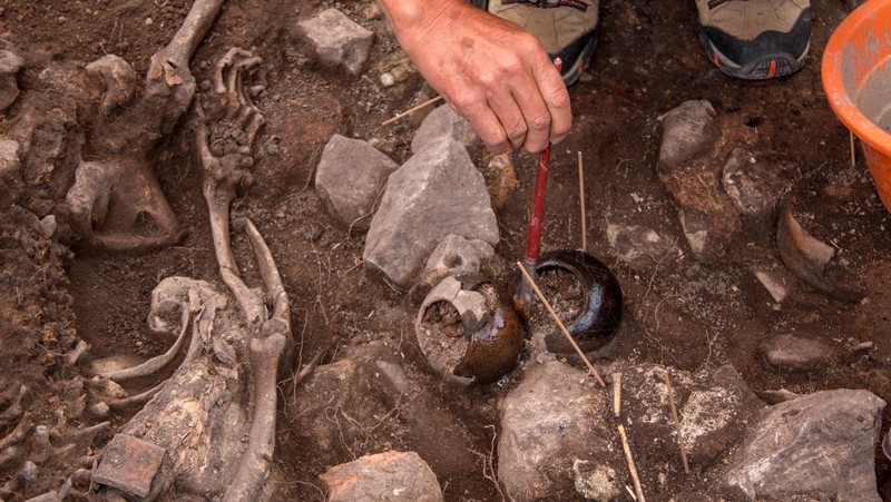 Para arkeolog dari Proyek Arkeologi Pacopampa bekerja di situs makam berusia 3.000 tahun yang mereka yakini mungkin menghormati seorang pemimpin agama elit di negara Andean sekitar tiga milenium lalu, di Pacopampa, Peru, 26 Agustus 2023. (Ministry of Culture of Peru/Handout via REUTERS)