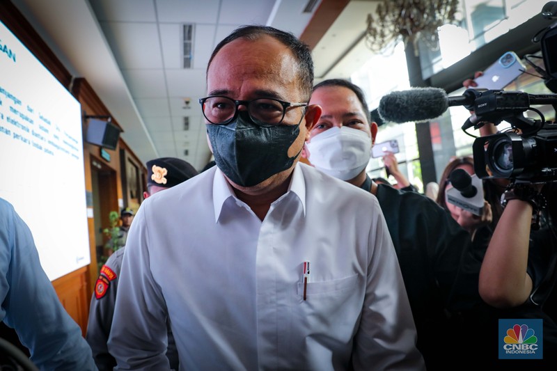 Terdakwa yang merupakan mantan pejabat Ditjen Pajak Kementerian Keuangan Rafael Alun Trisambodo menjalani sidang perdana terkait kasus gratifikasi dan tindak pidana pencucian uang (TPPU) di Pengadilan Negeri Jakarta Pusat, Rabu (30/8/2023). (CNBC Indonesia/Faisal Rahman)
