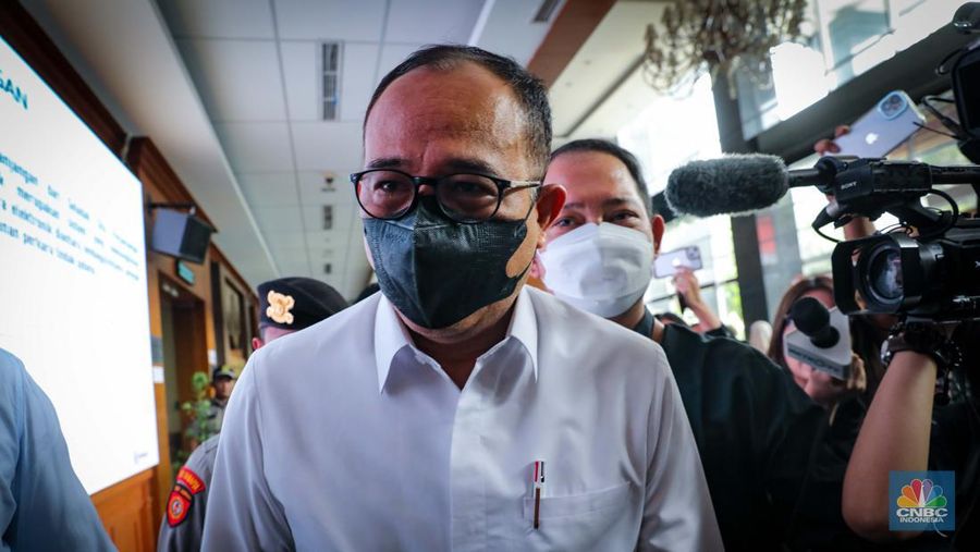 Terdakwa yang merupakan mantan pejabat Ditjen Pajak Kementerian Keuangan Rafael Alun Trisambodo menjalani sidang perdana terkait kasus gratifikasi dan tindak pidana pencucian uang (TPPU) di Pengadilan Negeri Jakarta Pusat, Rabu (30/8/2023). (CNBC Indonesia/Faisal Rahman)