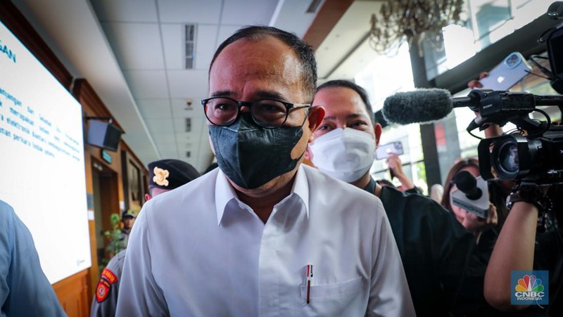 Terdakwa yang merupakan mantan pejabat Ditjen Pajak Kementerian Keuangan Rafael Alun Trisambodo menjalani sidang perdana terkait kasus gratifikasi dan tindak pidana pencucian uang (TPPU) di Pengadilan Negeri Jakarta Pusat, Rabu (30/8/2023). (CNBC Indonesia/Faisal Rahman)