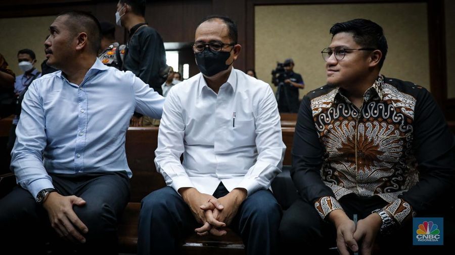 Terdakwa yang merupakan mantan pejabat Ditjen Pajak Kementerian Keuangan Rafael Alun Trisambodo menjalani sidang perdana terkait kasus gratifikasi dan tindak pidana pencucian uang (TPPU) di Pengadilan Negeri Jakarta Pusat, Rabu (30/8/2023). (²©²ÊÍøÕ¾/Faisal Rahman)