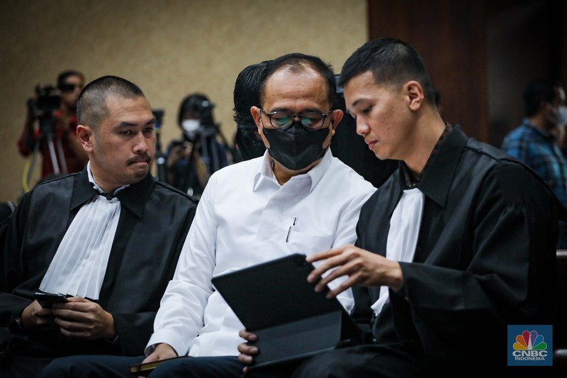 Terdakwa yang merupakan mantan pejabat Ditjen Pajak Kementerian Keuangan Rafael Alun Trisambodo menjalani sidang perdana terkait kasus gratifikasi dan tindak pidana pencucian uang (TPPU) di Pengadilan Negeri Jakarta Pusat, Rabu (30/8/2023). (CNBC Indonesia/Faisal Rahman)