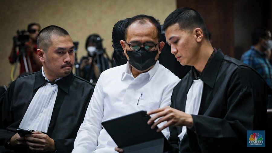 Terdakwa yang merupakan mantan pejabat Ditjen Pajak Kementerian Keuangan Rafael Alun Trisambodo menjalani sidang perdana terkait kasus gratifikasi dan tindak pidana pencucian uang (TPPU) di Pengadilan Negeri Jakarta Pusat, Rabu (30/8/2023). (CNBC Indonesia/Faisal Rahman)