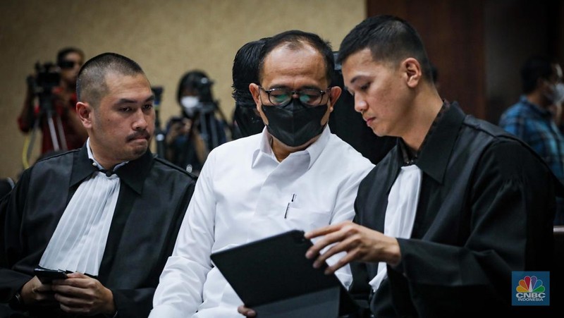 Terdakwa yang merupakan mantan pejabat Ditjen Pajak Kementerian Keuangan Rafael Alun Trisambodo menjalani sidang perdana terkait kasus gratifikasi dan tindak pidana pencucian uang (TPPU) di Pengadilan Negeri Jakarta Pusat, Rabu (30/8/2023). (CNBC Indonesia/Faisal Rahman)