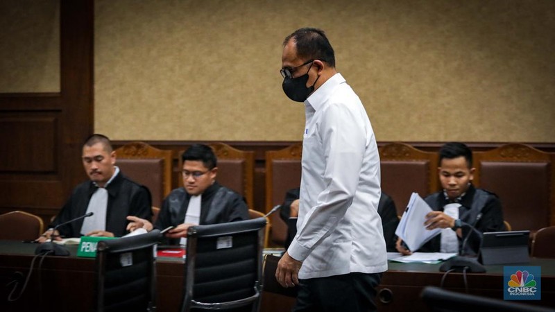 Terdakwa yang merupakan mantan pejabat Ditjen Pajak Kementerian Keuangan Rafael Alun Trisambodo menjalani sidang perdana terkait kasus gratifikasi dan tindak pidana pencucian uang (TPPU) di Pengadilan Negeri Jakarta Pusat, Rabu (30/8/2023). (CNBC Indonesia/Faisal Rahman)