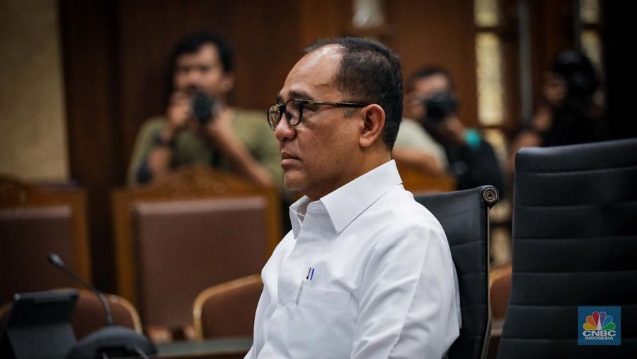 Terdakwa yang merupakan mantan pejabat Ditjen Pajak Kementerian Keuangan Rafael Alun Trisambodo menjalani sidang perdana terkait kasus gratifikasi dan tindak pidana pencucian uang (TPPU) di Pengadilan Negeri Jakarta Pusat, Rabu (30/8/2023). (CNBC Indonesia/Faisal Rahman)