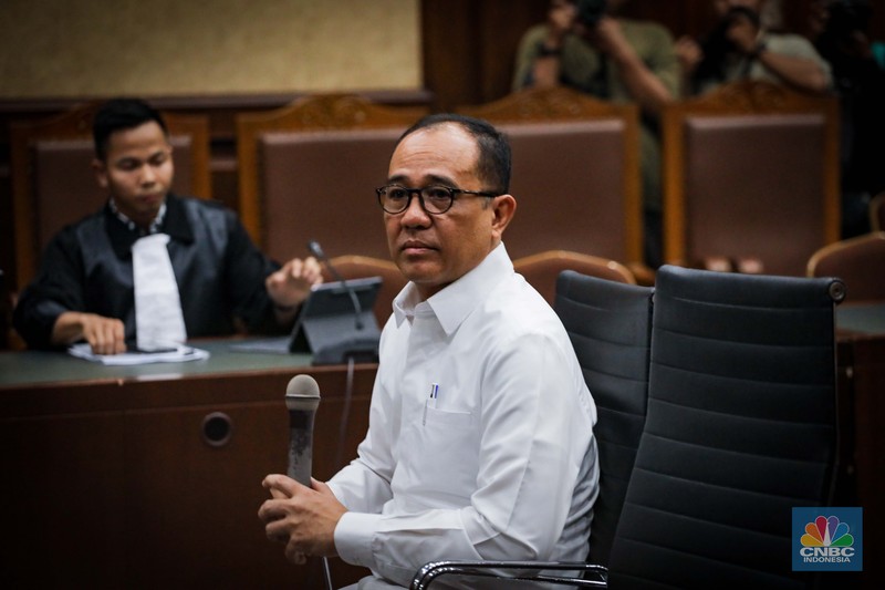 Sidang Perdana Rafael Alun Terdakwa yang merupakan mantan pejabat Ditjen Pajak Kementerian Keuangan Rafael Alun Trisambodo menjalani sidang perdana terkait kasus gratifikasi dan tindak pidana pencucian uang (TPPU) di Pengadilan Negeri Jakarta Pusat, Rabu (30/8/2023). (CNBC Indonesia/Faisal Rahman)