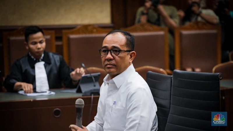 Terdakwa yang merupakan mantan pejabat Ditjen Pajak Kementerian Keuangan Rafael Alun Trisambodo menjalani sidang perdana terkait kasus gratifikasi dan tindak pidana pencucian uang (TPPU) di Pengadilan Negeri Jakarta Pusat, Rabu (30/8/2023). (CNBC Indonesia/Faisal Rahman)
