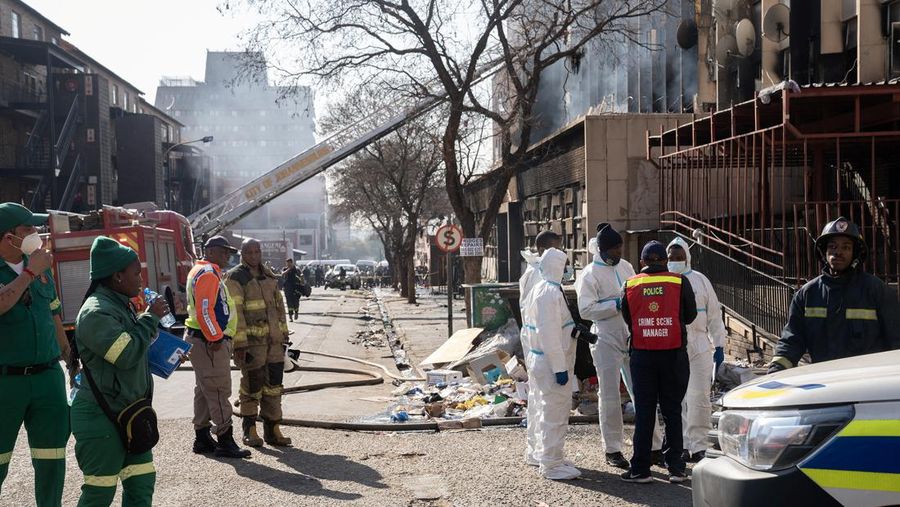 Petugas medis dan darurat bekerja di lokasi kebakaran mematikan di pusat kota Johannesburg Kamis, 31 Agustus 2023. Puluhan orang tewas ketika kebakaran melanda gedung bertingkat di Johannesburg, kota terbesar di Afrika Selatan, kata layanan darurat Kamis. (AP Photo/Jerome Delay)