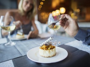 Tanpa Pamer, Ini 7 Perilaku Orang Berkelas Saat Makan di Restoran