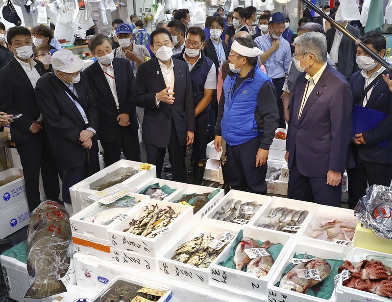 Japan's Prime Minister Fumio Kishida tastes seafood from Fukushima region during his visit to Toyosu fish market in Tokyo August 31, 2023, in this photo released by Kyodo.  Mandatory credit Kyodo/via REUTERS   ATTENTION EDITORS - THIS IMAGE HAS BEEN SUPPLIED BY A THIRD PARTY. MANDATORY CREDIT. JAPAN OUT. NO COMMERCIAL OR EDITORIAL SALES IN JAPAN.
