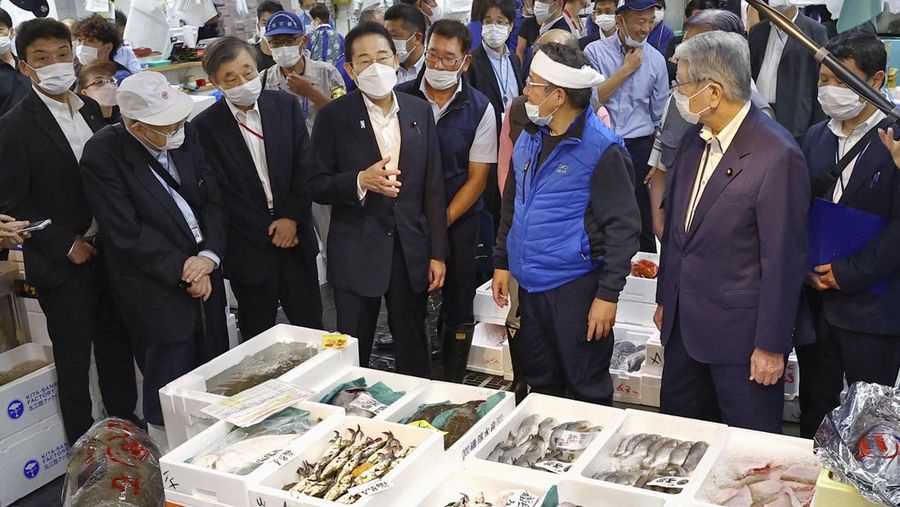 Japan's Prime Minister Fumio Kishida tastes seafood from Fukushima region during his visit to Toyosu fish market in Tokyo August 31, 2023, in this photo released by Kyodo.  Mandatory credit Kyodo/via REUTERS   ATTENTION EDITORS - THIS IMAGE HAS BEEN SUPPLIED BY A THIRD PARTY. MANDATORY CREDIT. JAPAN OUT. NO COMMERCIAL OR EDITORIAL SALES IN JAPAN.