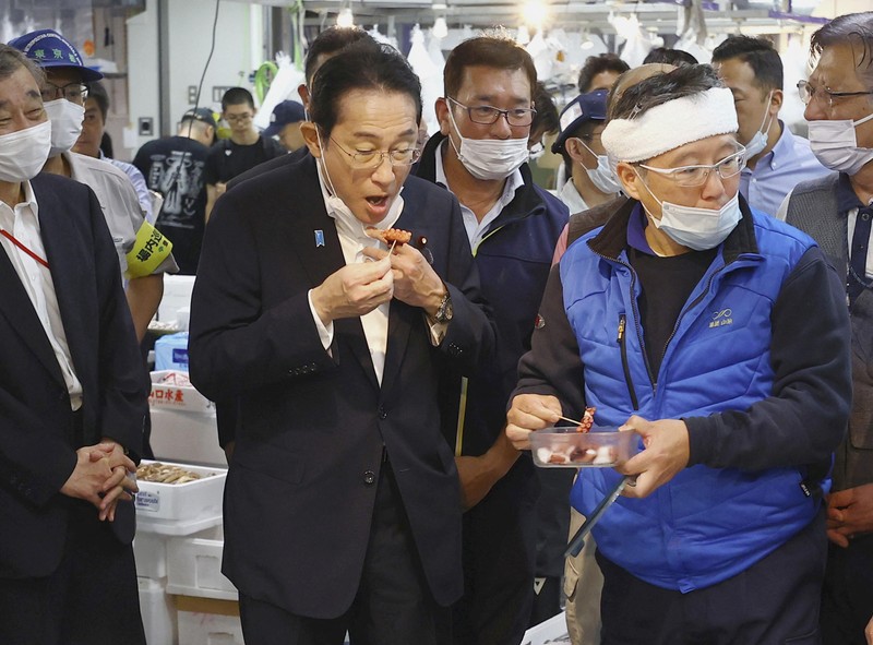 Japan's Prime Minister Fumio Kishida tastes seafood from Fukushima region during his visit to Toyosu fish market in Tokyo August 31, 2023, in this photo released by Kyodo.  Mandatory credit Kyodo/via REUTERS   ATTENTION EDITORS - THIS IMAGE HAS BEEN SUPPLIED BY A THIRD PARTY. MANDATORY CREDIT. JAPAN OUT. NO COMMERCIAL OR EDITORIAL SALES IN JAPAN.