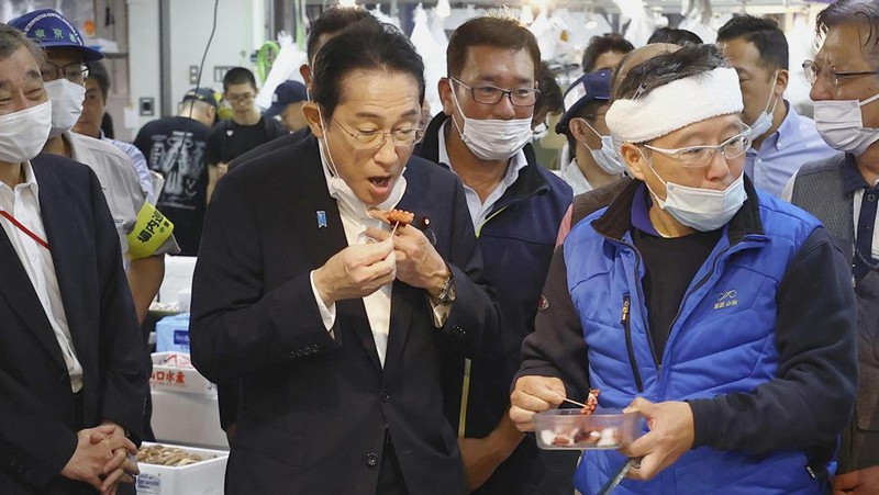 Japan's Prime Minister Fumio Kishida tastes seafood from Fukushima region during his visit to Toyosu fish market in Tokyo August 31, 2023, in this photo released by Kyodo.  Mandatory credit Kyodo/via REUTERS   ATTENTION EDITORS - THIS IMAGE HAS BEEN SUPPLIED BY A THIRD PARTY. MANDATORY CREDIT. JAPAN OUT. NO COMMERCIAL OR EDITORIAL SALES IN JAPAN.