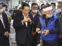 Geger Air Limbah Nuklir, PM Jepang Makan Ikan Laut Fukushima