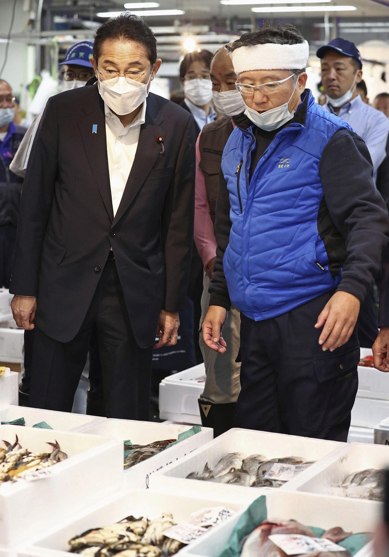 JAPAN-FUKUSHIMA/KISHIDA Japan's Prime Minister Fumio Kishida tastes seafood from Fukushima region during his visit to Toyosu fish market in Tokyo August 31, 2023, in this photo released by Kyodo. Mandatory credit Kyodo/via REUTERS ATTENTION EDITORS - THIS IMAGE HAS BEEN SUPPLIED BY A THIRD PARTY. MANDATORY CREDIT. JAPAN OUT. NO COMMERCIAL OR EDITORIAL SALES IN JAPAN.