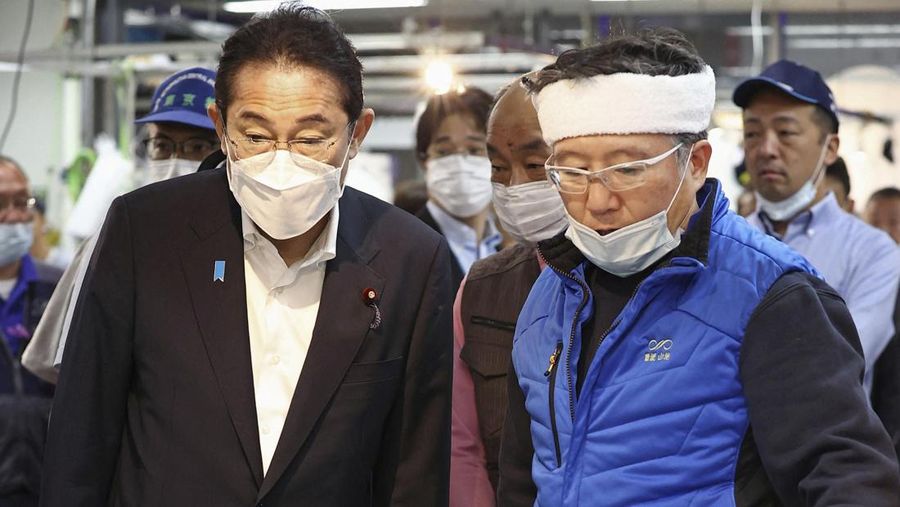 Japan's Prime Minister Fumio Kishida tastes seafood from Fukushima region during his visit to Toyosu fish market in Tokyo August 31, 2023, in this photo released by Kyodo.  Mandatory credit Kyodo/via REUTERS   ATTENTION EDITORS - THIS IMAGE HAS BEEN SUPPLIED BY A THIRD PARTY. MANDATORY CREDIT. JAPAN OUT. NO COMMERCIAL OR EDITORIAL SALES IN JAPAN.