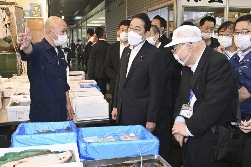 JAPAN-FUKUSHIMA/KISHIDA Japan's Prime Minister Fumio Kishida tastes seafood from Fukushima region during his visit to Toyosu fish market in Tokyo August 31, 2023, in this photo released by Kyodo. Mandatory credit Kyodo/via REUTERS ATTENTION EDITORS - THIS IMAGE HAS BEEN SUPPLIED BY A THIRD PARTY. MANDATORY CREDIT. JAPAN OUT. NO COMMERCIAL OR EDITORIAL SALES IN JAPAN.