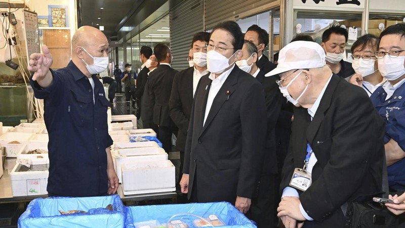 Japan's Prime Minister Fumio Kishida tastes seafood from Fukushima region during his visit to Toyosu fish market in Tokyo August 31, 2023, in this photo released by Kyodo.  Mandatory credit Kyodo/via REUTERS   ATTENTION EDITORS - THIS IMAGE HAS BEEN SUPPLIED BY A THIRD PARTY. MANDATORY CREDIT. JAPAN OUT. NO COMMERCIAL OR EDITORIAL SALES IN JAPAN.