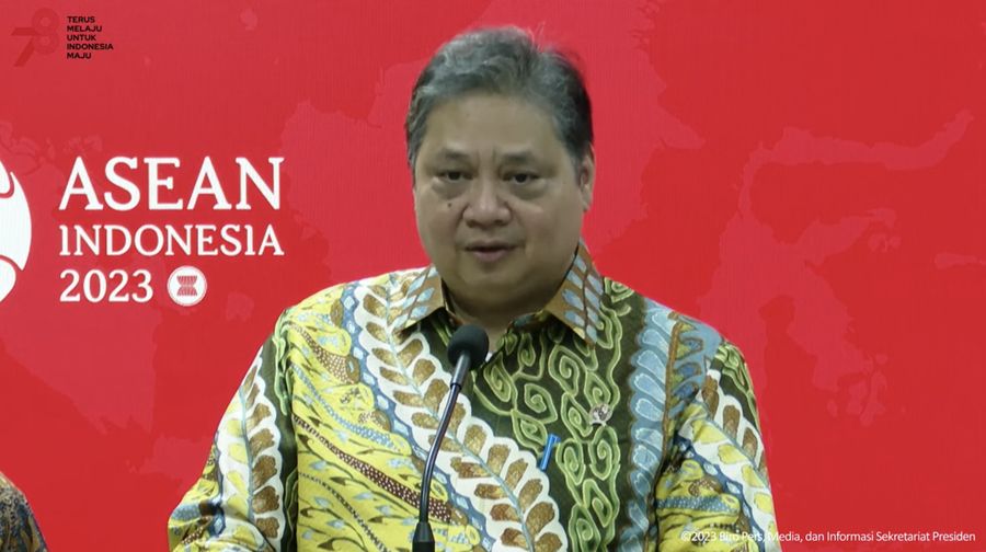 Menteri Koordinator Bidang Perekonomian, Airlangga Hartarto saat memberikan Keterangan Pers Terkait Rakornas Pengendalian Inflasi Tahun 2023, Kantor Presiden, 31 Agustus 2023. (Tangkapan Layar Youtube Sekretariat Presiden)