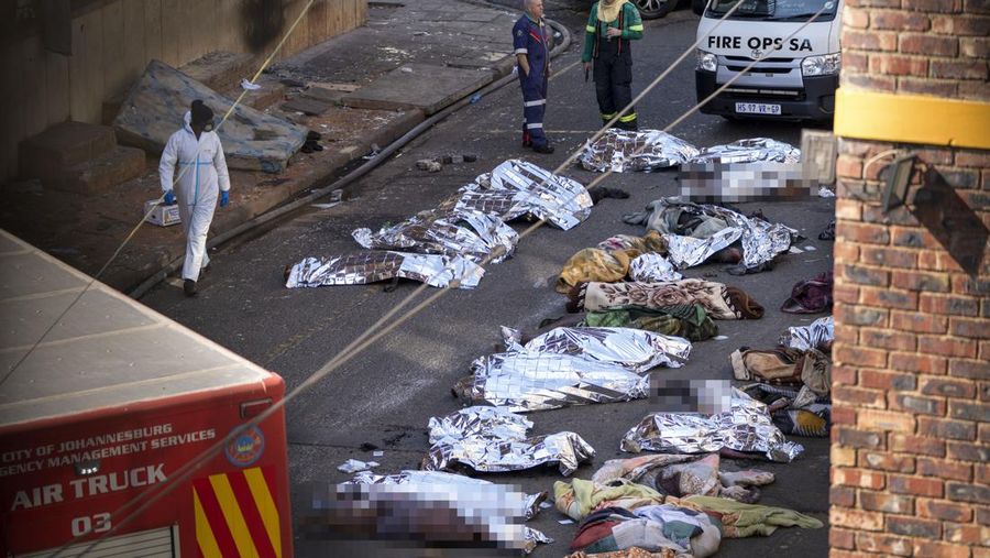 Setidaknya 73 orang meninggal dunia akibat kebakaran gedung lima lantai di Johannesburg, Afrika Selatan, pada Kamis (31/8). (X/@ODIRILERAM via REUTERS/X/@ODIRILERAM)