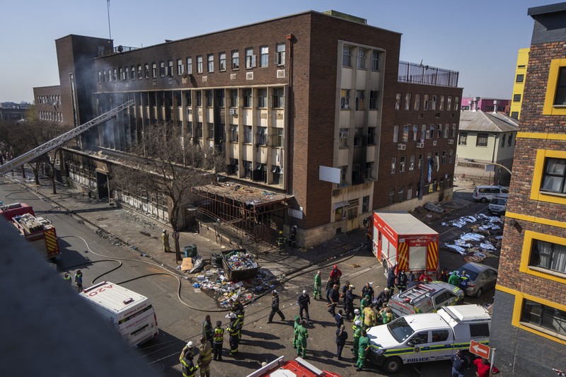 Petugas medis dan darurat bekerja di lokasi kebakaran mematikan di pusat kota Johannesburg Kamis, 31 Agustus 2023. Puluhan orang tewas ketika kebakaran melanda gedung bertingkat di Johannesburg, kota terbesar di Afrika Selatan, kata layanan darurat Kamis. (AP Photo/Jerome Delay)