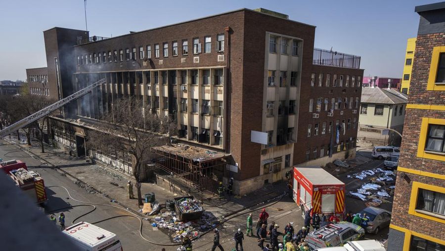 Petugas medis dan darurat bekerja di lokasi kebakaran mematikan di pusat kota Johannesburg Kamis, 31 Agustus 2023. Puluhan orang tewas ketika kebakaran melanda gedung bertingkat di Johannesburg, kota terbesar di Afrika Selatan, kata layanan darurat Kamis. (AP Photo/Jerome Delay)
