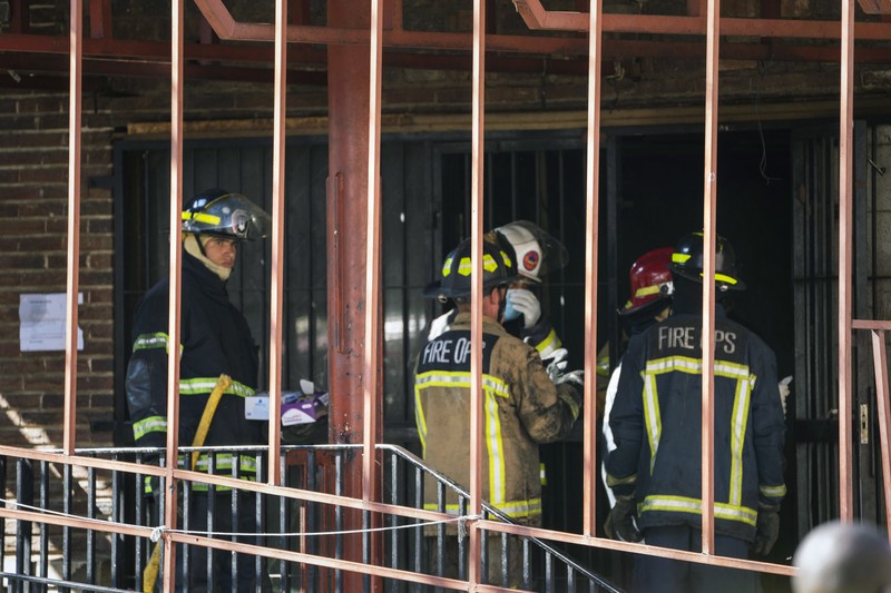 Petugas medis dan darurat bekerja di lokasi kebakaran mematikan di pusat kota Johannesburg Kamis, 31 Agustus 2023. Puluhan orang tewas ketika kebakaran melanda gedung bertingkat di Johannesburg, kota terbesar di Afrika Selatan, kata layanan darurat Kamis. (AP Photo/Jerome Delay)