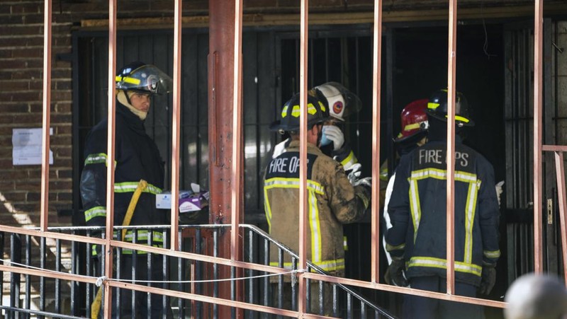 Petugas medis dan darurat bekerja di lokasi kebakaran mematikan di pusat kota Johannesburg Kamis, 31 Agustus 2023. Puluhan orang tewas ketika kebakaran melanda gedung bertingkat di Johannesburg, kota terbesar di Afrika Selatan, kata layanan darurat Kamis. (AP Photo/Jerome Delay)
