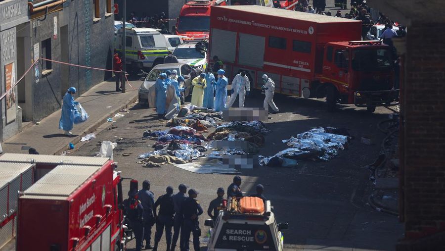 Petugas medis dan darurat bekerja di lokasi kebakaran mematikan di pusat kota Johannesburg Kamis, 31 Agustus 2023. Puluhan orang tewas ketika kebakaran melanda gedung bertingkat di Johannesburg, kota terbesar di Afrika Selatan, kata layanan darurat Kamis. (AP Photo/Jerome Delay)