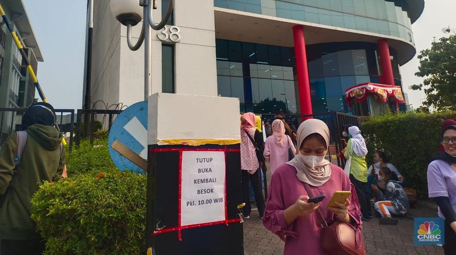 Sejumlah calon pengunjung Toko Gunung Agung tidak dapat bisa masuk karena di dalam gedung sudah dipenuhi pengunjung dan pagar sudah ditutup sejak pukul 14.00 pada Kamis (31/8/2023). (CNBC Indonesia/Martyasari Rizky)