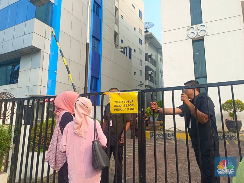 Sejumlah calon pengunjung Toko Gunung Agung tidak dapat bisa masuk karena di dalam gedung sudah dipenuhi pengunjung dan pagar sudah ditutup sejak pukul 14.00 pada Kamis (31/8/2023). Sejumlah calon pengunjung Toko Gunung Agung tidak dapat bisa masuk karena di dalam gedung sudah dipenuhi pengunjung dan pagar sudah ditutup sejak pukul 14.00 pada Kamis (31/8/2023). (CNBC Indonesia/Martyasari Rizky)