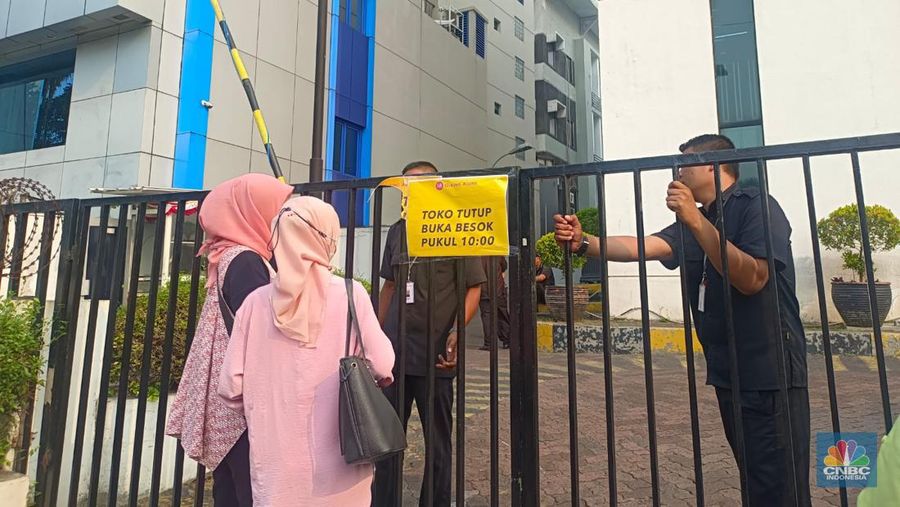 Sejumlah calon pengunjung Toko Gunung Agung tidak dapat bisa masuk karena di dalam gedung sudah dipenuhi pengunjung dan pagar sudah ditutup sejak pukul 14.00 pada Kamis (31/8/2023). (CNBC Indonesia/Martyasari Rizky)