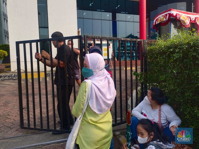 Sejumlah calon pengunjung Toko Gunung Agung tidak dapat bisa masuk karena di dalam gedung sudah dipenuhi pengunjung dan pagar sudah ditutup sejak pukul 14.00 pada Kamis (31/8/2023). Sejumlah calon pengunjung Toko Gunung Agung tidak dapat bisa masuk karena di dalam gedung sudah dipenuhi pengunjung dan pagar sudah ditutup sejak pukul 14.00 pada Kamis (31/8/2023). (CNBC Indonesia/Martyasari Rizky)