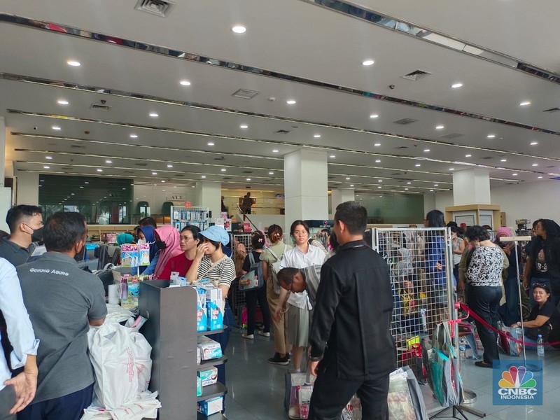 Sejumlah calon pengunjung Toko Gunung Agung tidak dapat bisa masuk karena di dalam gedung sudah dipenuhi pengunjung dan pagar sudah ditutup sejak pukul 14.00 pada Kamis (31/8/2023). Sejumlah calon pengunjung Toko Gunung Agung tidak dapat bisa masuk karena di dalam gedung sudah dipenuhi pengunjung dan pagar sudah ditutup sejak pukul 14.00 pada Kamis (31/8/2023). (CNBC Indonesia/Martyasari Rizky)
